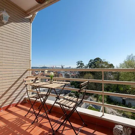 Sunny View To The Tower Apartment *
