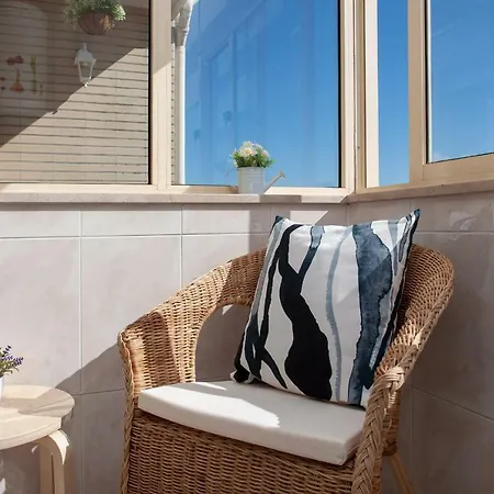 Sunny View To The Tower Apartment